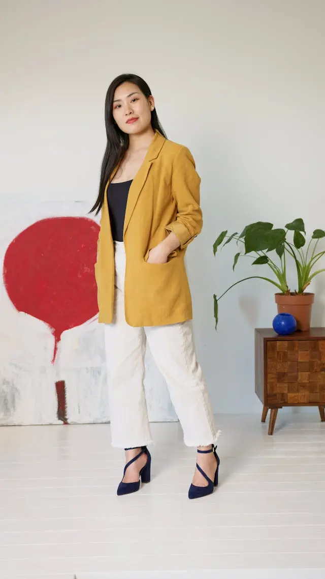 Pore size estimation in axon-mimicking microfibers with diffusion-relaxation MRI